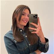 Studentessa universitaria di ingegneria gestionale, impartisce lezioni di matematica per studenti delle scuole elementari